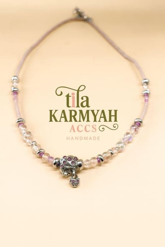 عقد فضي أنيق