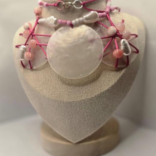 عقد التيلة بالصدف والخيوط الوردية