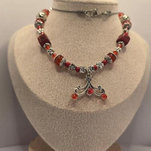 عقد فضي بشكل عتيق