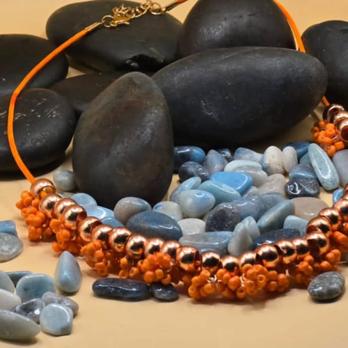 عقد التيلة النحاسي المصنوع يدويا بعناقيد الخرز الب...