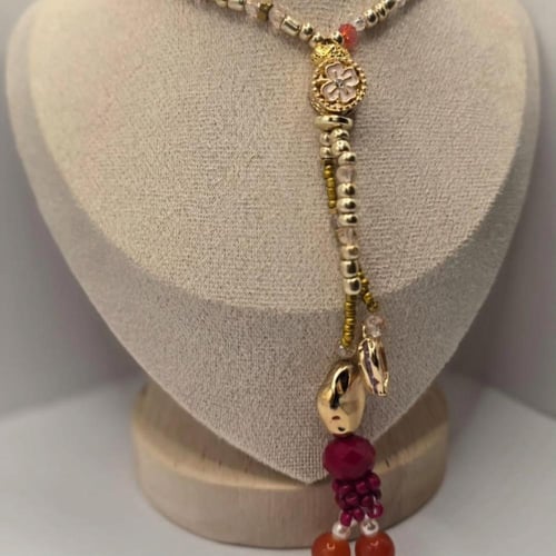 عقد ذهبي بقطع مختلفة