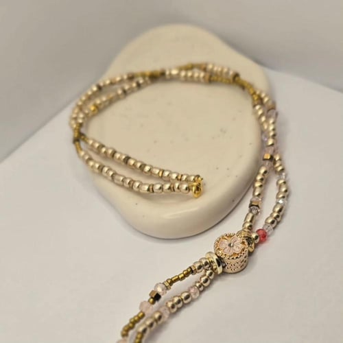 عقد ذهبي بقطع مختلفة