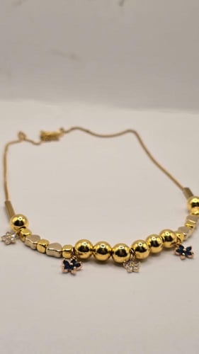 عقد ذهبي مع وودات كرستال باللون الأبيض والكحلي