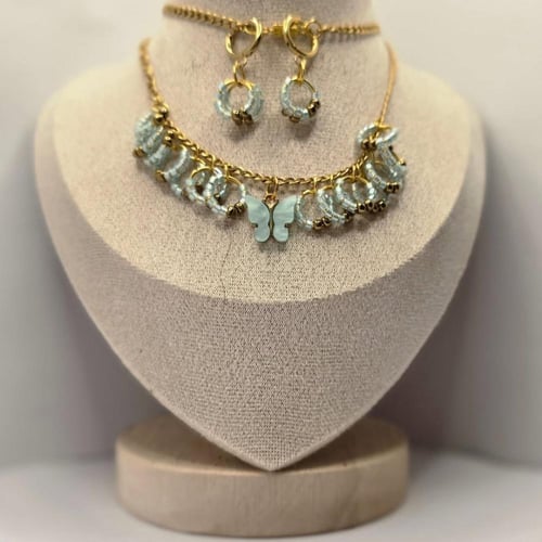 طقم مكون من قرط وسلسال مميز بدلايات باللون البحري