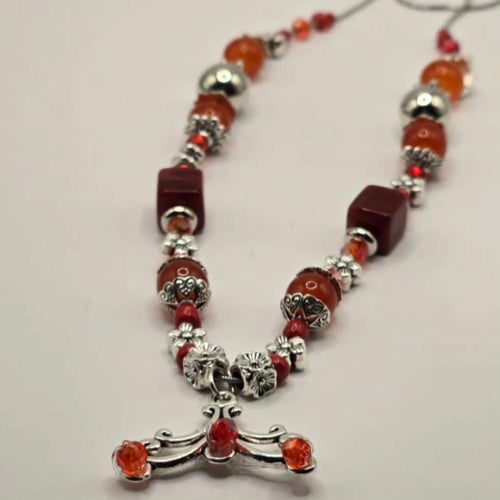 عقد فضي بشكل عتيق