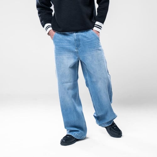 بنطلون جينز أوفرسايز بخصر ثابت وقصة ساق عريضة ومست...