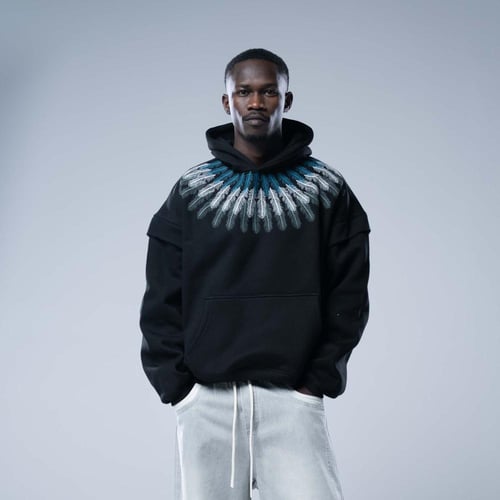 هودي واسع بكاب اسود بتطريز ريش أزرق رمادي