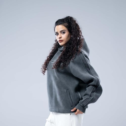 هودي أوفرسايز بقصة ريجلان وشعار مطرز وتأثير مغسول...