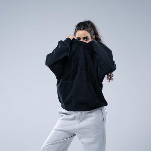 هودي اوفرسايز بكاب بتطريز بارز بنفس اللون - أسود