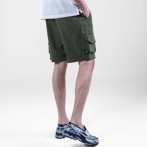 شورت كارجو باراشوت بخامة خفيفة وجيوب جانبية متعددة...