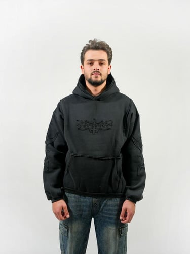 هودي بتطريز بارز مع جيوب - اسود