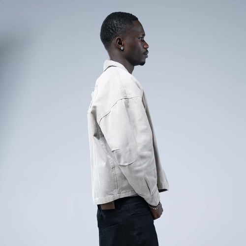 جاكيت أوفرسايز بسحاب أمامي وتطريز على الصدر وتصميم...