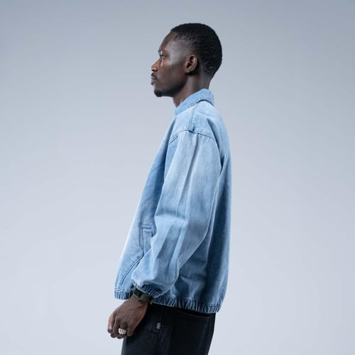 قميص جينز أوفرسايز بفتحة صدر وقصة ريجلان وحواف مطا...