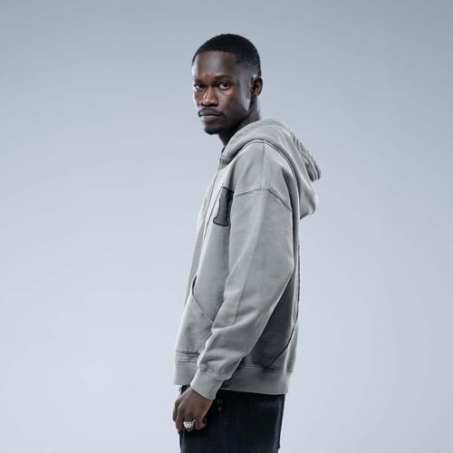 هودي اوفرسايز بسحاب عند فتحة الرقبة وجيبين منفصلين...