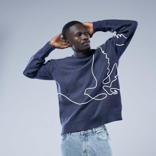 سويتر اوفرسايز برسمة طائر باللون الابيض بخطوط كلاس...