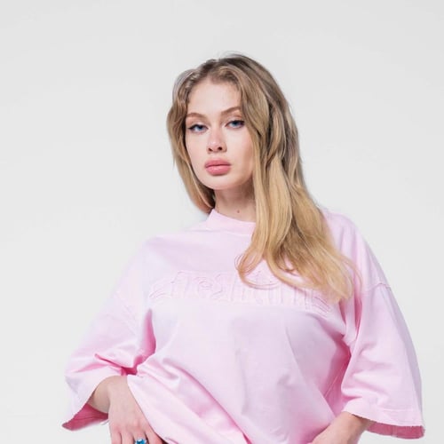 تيشيرت اوفرسايز بكتابه حفر اماميه - وردي