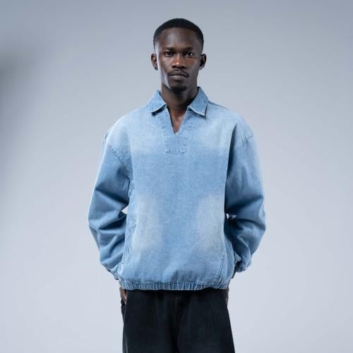 قميص جينز أوفرسايز بفتحة صدر وقصة ريجلان وحواف مطا...