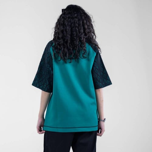 تيشيرت اوفرسايز خامه طبية منقوشة بتصميم شبكي هندسي...