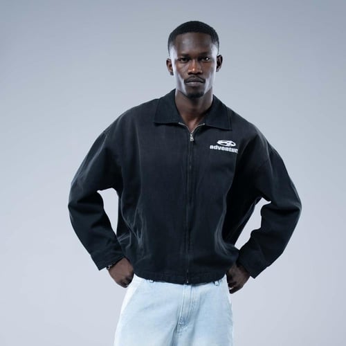 جاكيت أوفرسايز بسحاب أمامي وتطريز على الصدر وتفاصي...