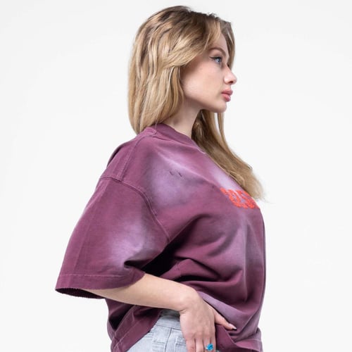 تيشيرت اوفرسايز بكتابه رقمية اماميه بارزة- أحمر غا...