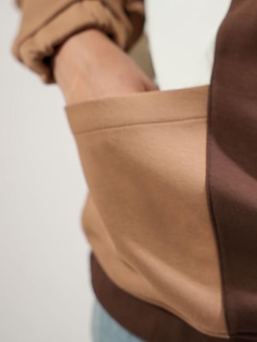 هودي بطبعه أمامية وجيوب جانبية ملونة - بني