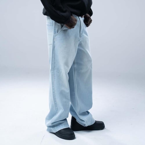 بنطلون جينز أوفرسايز بخصر ثابت وقصة ساق عريضة ومست...