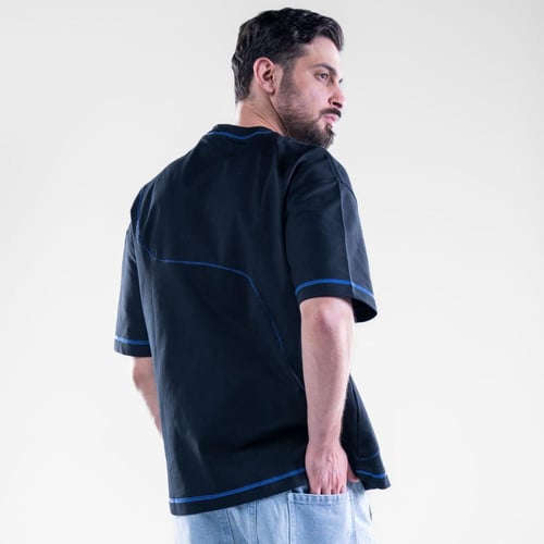 تيشيرت اوفرسايز بطبعه امامية صغيرة وخطوط انسيابية...