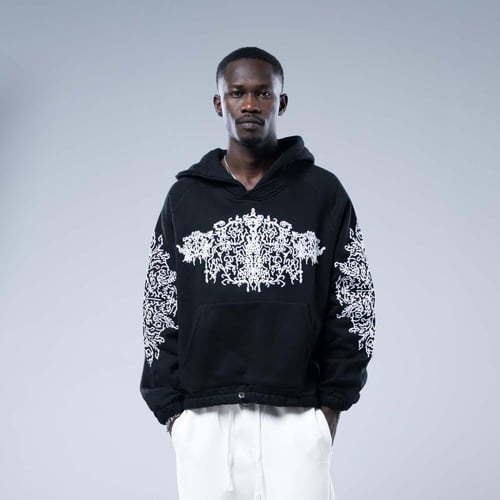 هودي اوفرسايز بكاب وتطريز أبيض مزخرف- اسود