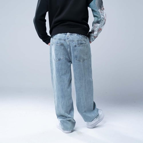 بنطلون جينز أوفرسايز بخصر ثابت وقصة ساق عريضة ومست...