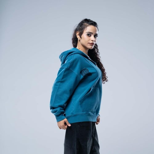 هودي اوفرسايز بسحاب عند فتحة الرقبة وجيبين منفصلين...