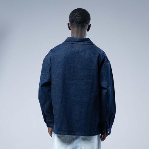 قميص جينز أوفرسايز بياقة مفتوحة وفتحة صدر وقصة عري...