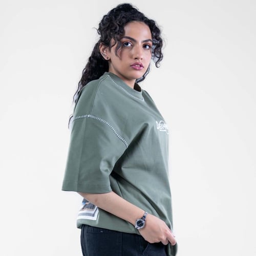 تيشيرت اوفرسايز خامه طبية بطبعة خلفية كبيرة - زيتي