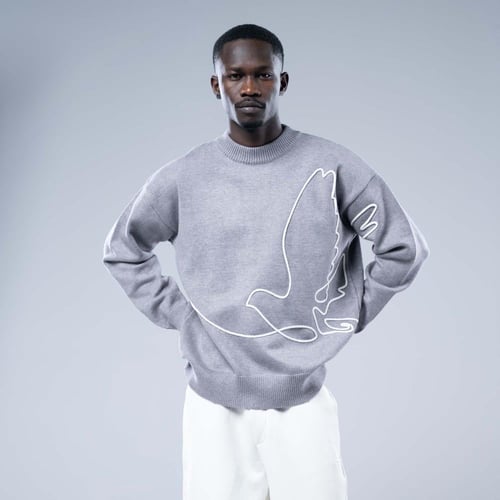 سويتر اوفرسايز برسمة طائر باللون الابيض بخطوط كلاس...