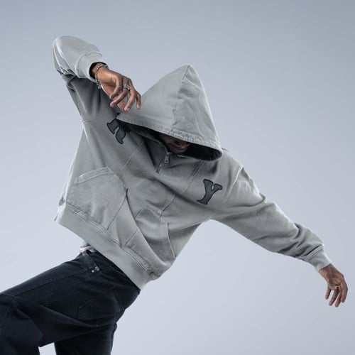 هودي اوفرسايز بسحاب عند فتحة الرقبة وجيبين منفصلين...