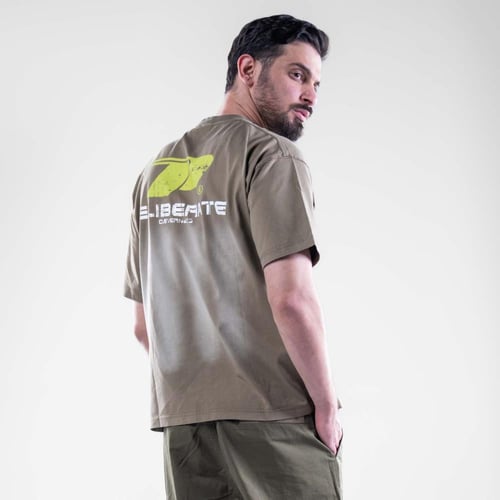 تيشيرت كاجوال قصة عادية بطبعات امامية صغيرة وطبعة...