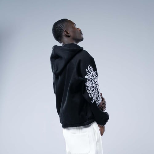 هودي اوفرسايز بكاب وتطريز أبيض مزخرف- اسود