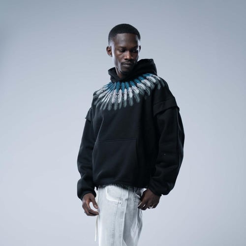 هودي واسع بكاب اسود بتطريز ريش أزرق رمادي