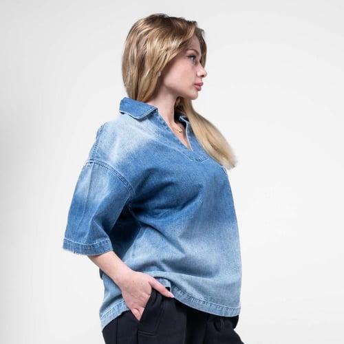 قميص الوان مدرجه وكتابه اماميه بارزة نص كم - أزرق