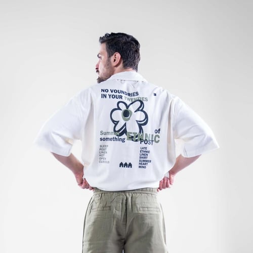 قميص بقصه مربعه وبطبعه مميزة - ابيض