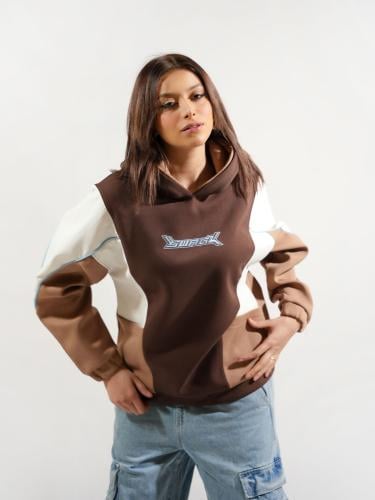 هودي بطبعه أمامية وجيوب جانبية ملونة - بني