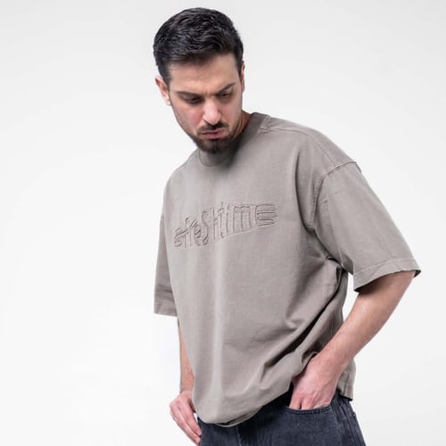 تيشيرت اوفرسايز بكتابه حفر اماميه - كاكي