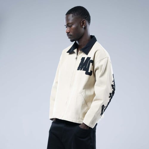 جاكيت أوفرسايز بسحاب أمامي وتطريز حرف M وياقة متبا...