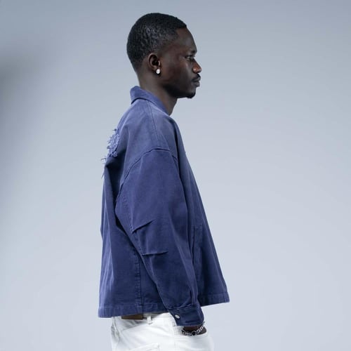 جاكيت أوفرسايز بسحاب أمامي وتطريز على الصدر وتفاصي...