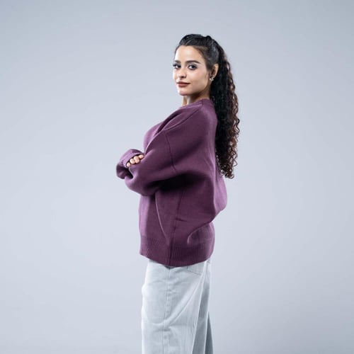 سويتر شتوي أوفرسايز بياقة مستديرة وتصميم حروف بارز...