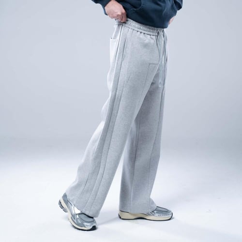 بنطلون رياضي أوفرسايز بكسرات أمامية ورباط خصر مريح...