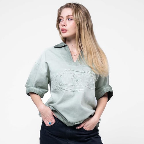 قميص الوان مدرجه وكتابه اماميه بارزة نص كم - زيتي