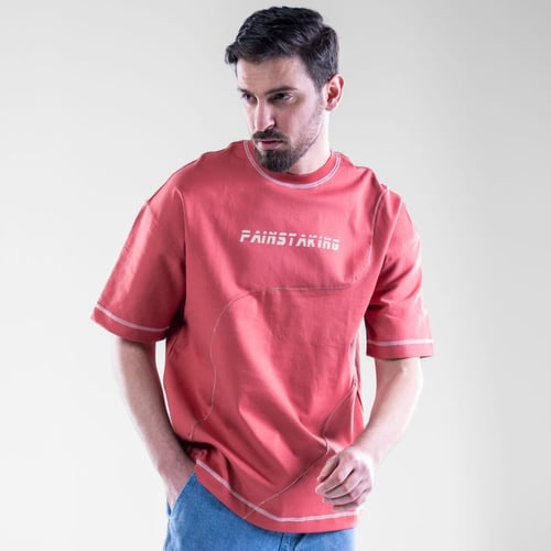 تيشيرت اوفرسايز بطبعه امامية صغيرة وخطوط انسيابية...