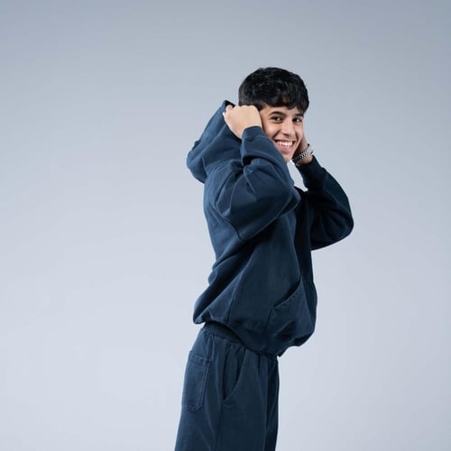 هودي سادة أوفرسايز بقبعة واسعة وجيب كانغارو - كحلي