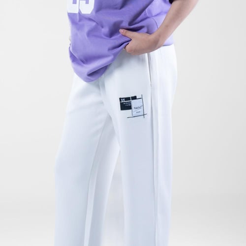 بنطلون أبيض واسع بجيوب وفتحات جانبية عليه كتابة SW...