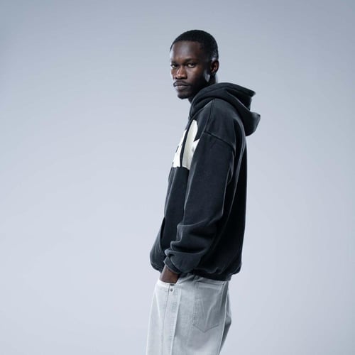 هودي أوفرسايز بقبعة وتطريز حروف كبيرة وستايل مغسول...